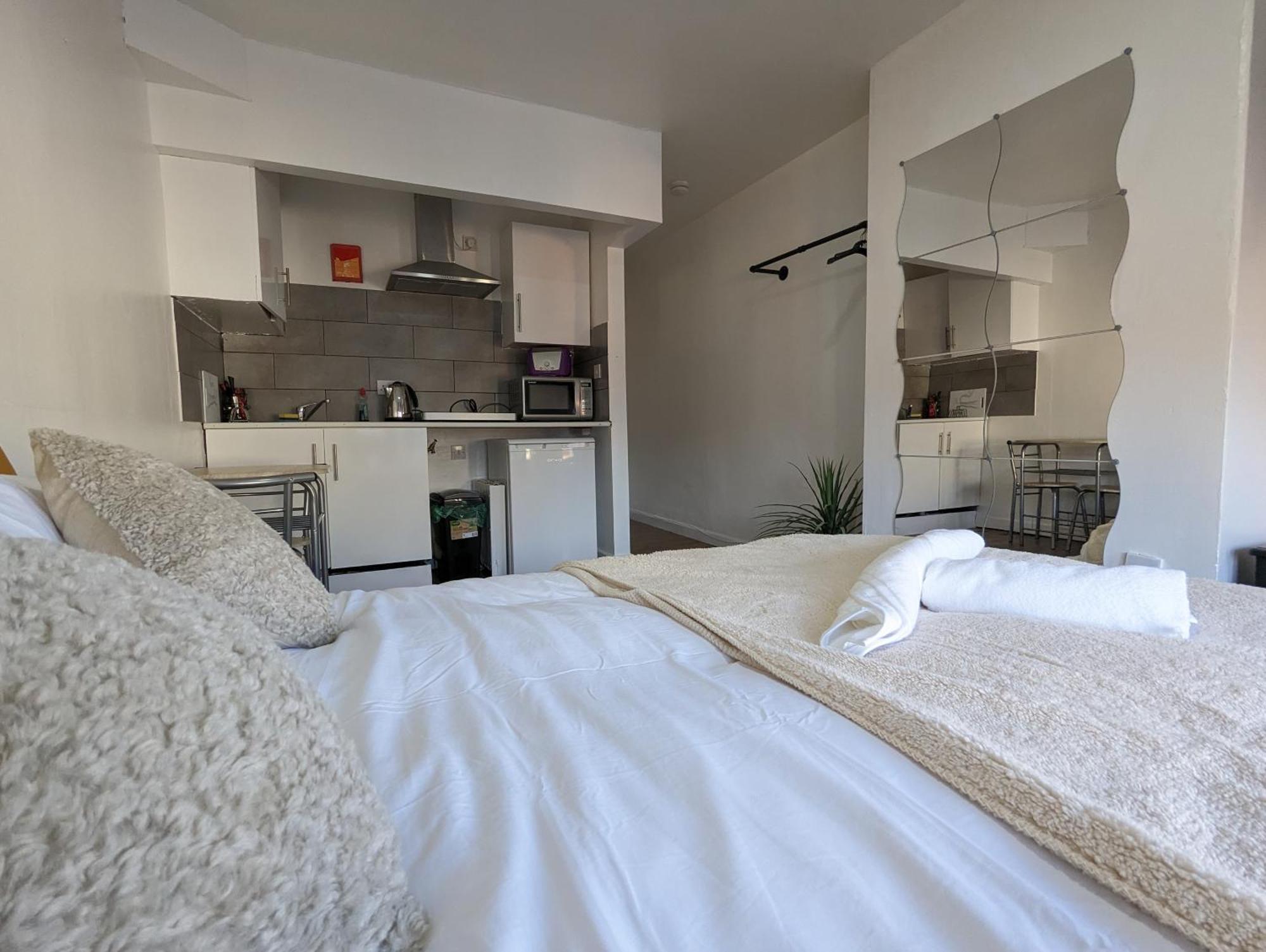 Inner-City Apartments - Basic Amenites คาร์ดิฟฟ์ ภายนอก รูปภาพ