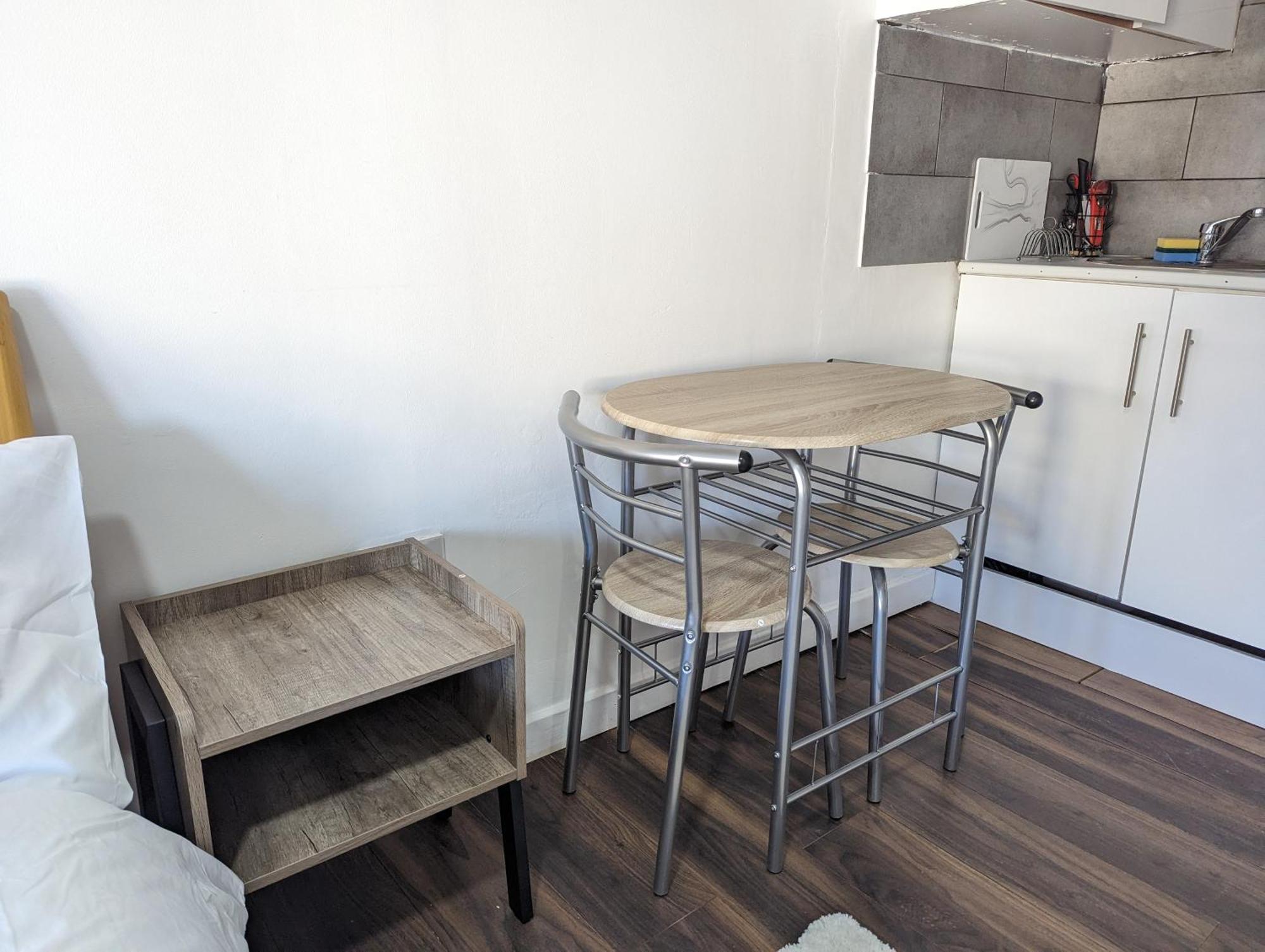 Inner-City Apartments - Basic Amenites คาร์ดิฟฟ์ ภายนอก รูปภาพ