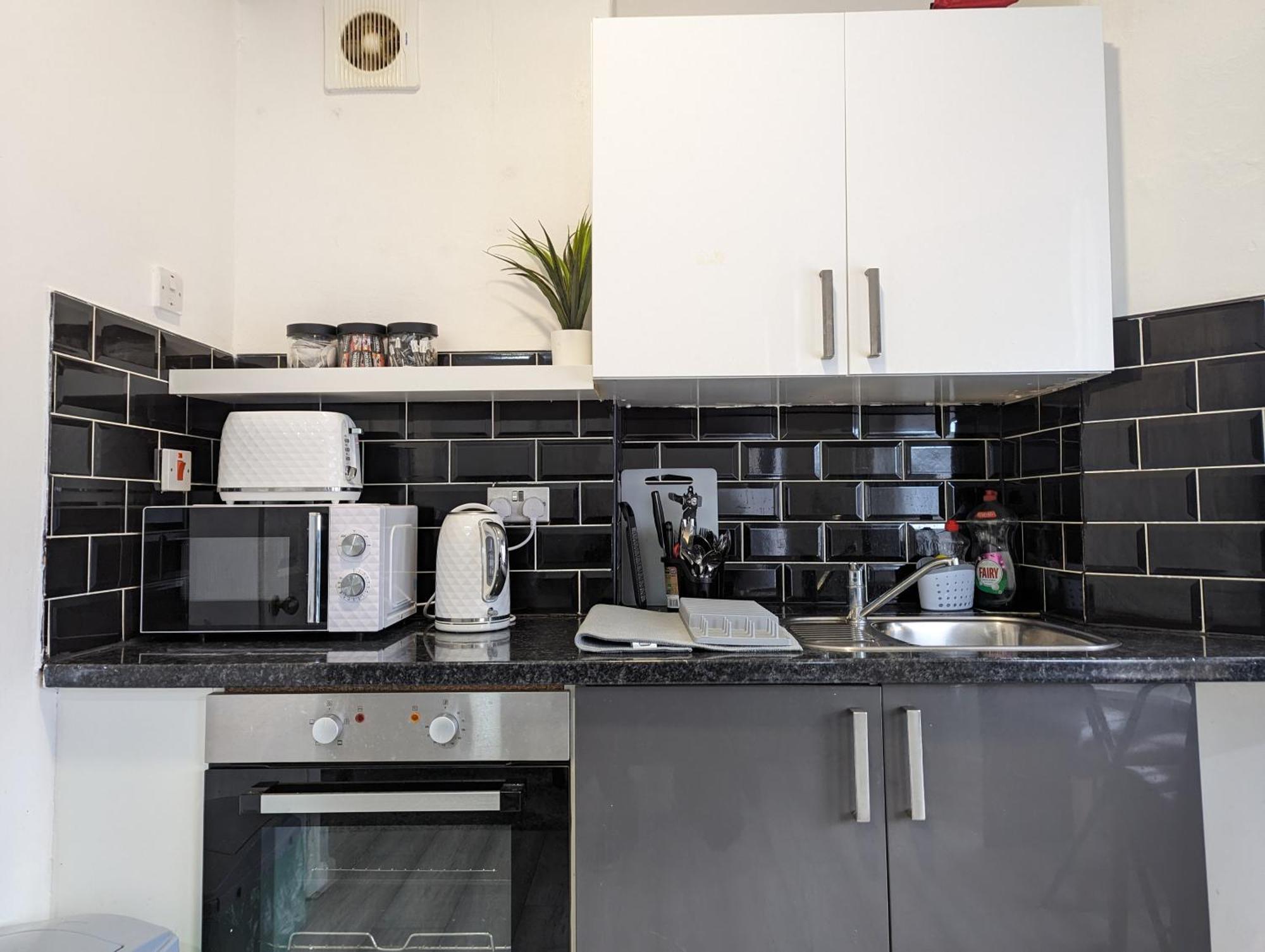 Inner-City Apartments - Basic Amenites คาร์ดิฟฟ์ ภายนอก รูปภาพ