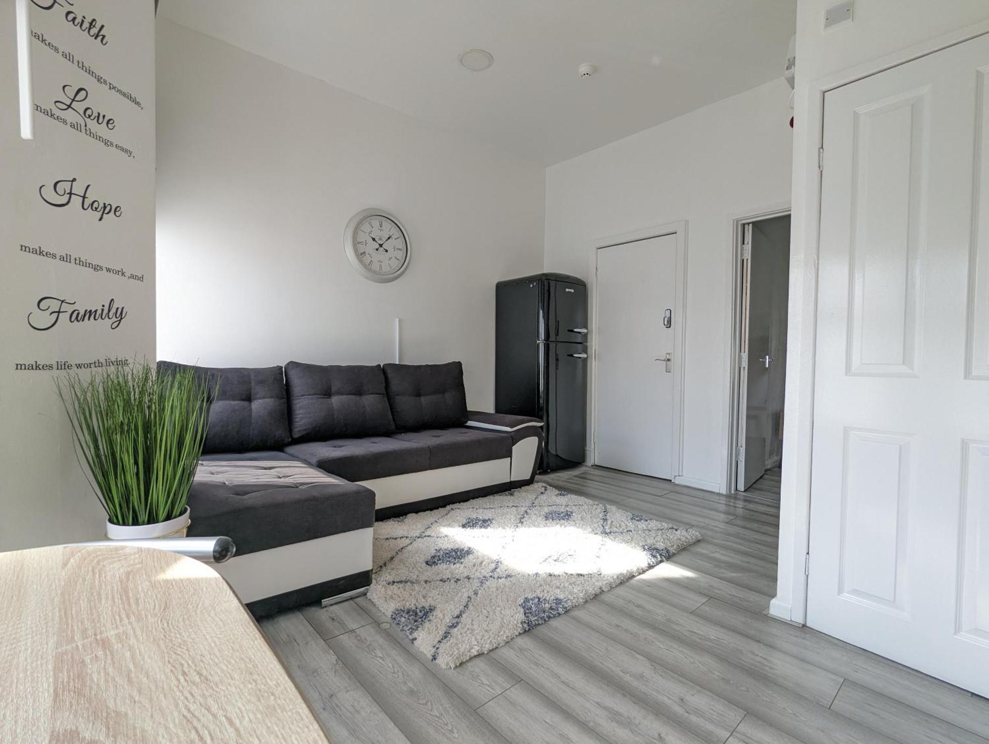 Inner-City Apartments - Basic Amenites คาร์ดิฟฟ์ ภายนอก รูปภาพ