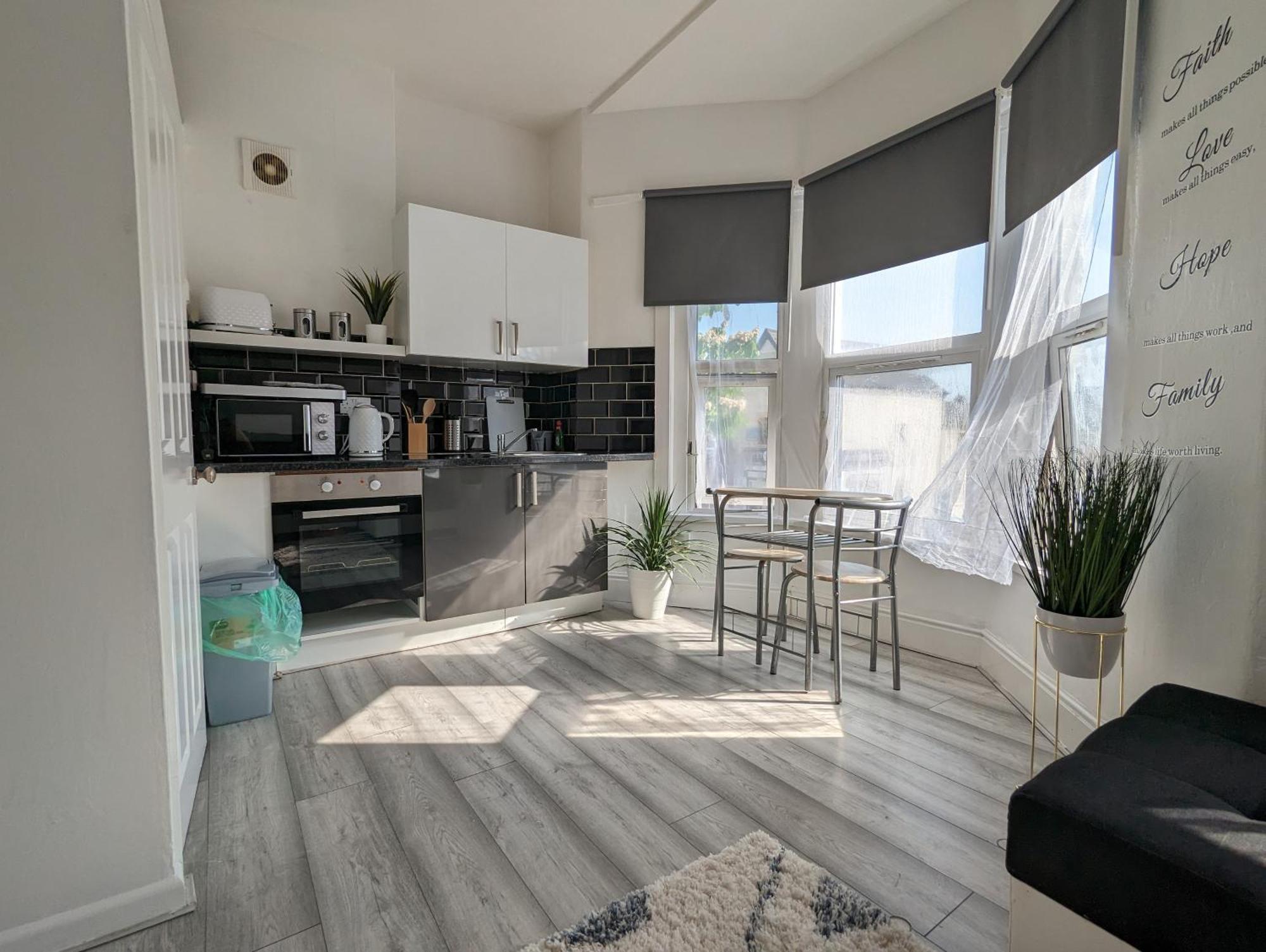 Inner-City Apartments - Basic Amenites คาร์ดิฟฟ์ ภายนอก รูปภาพ