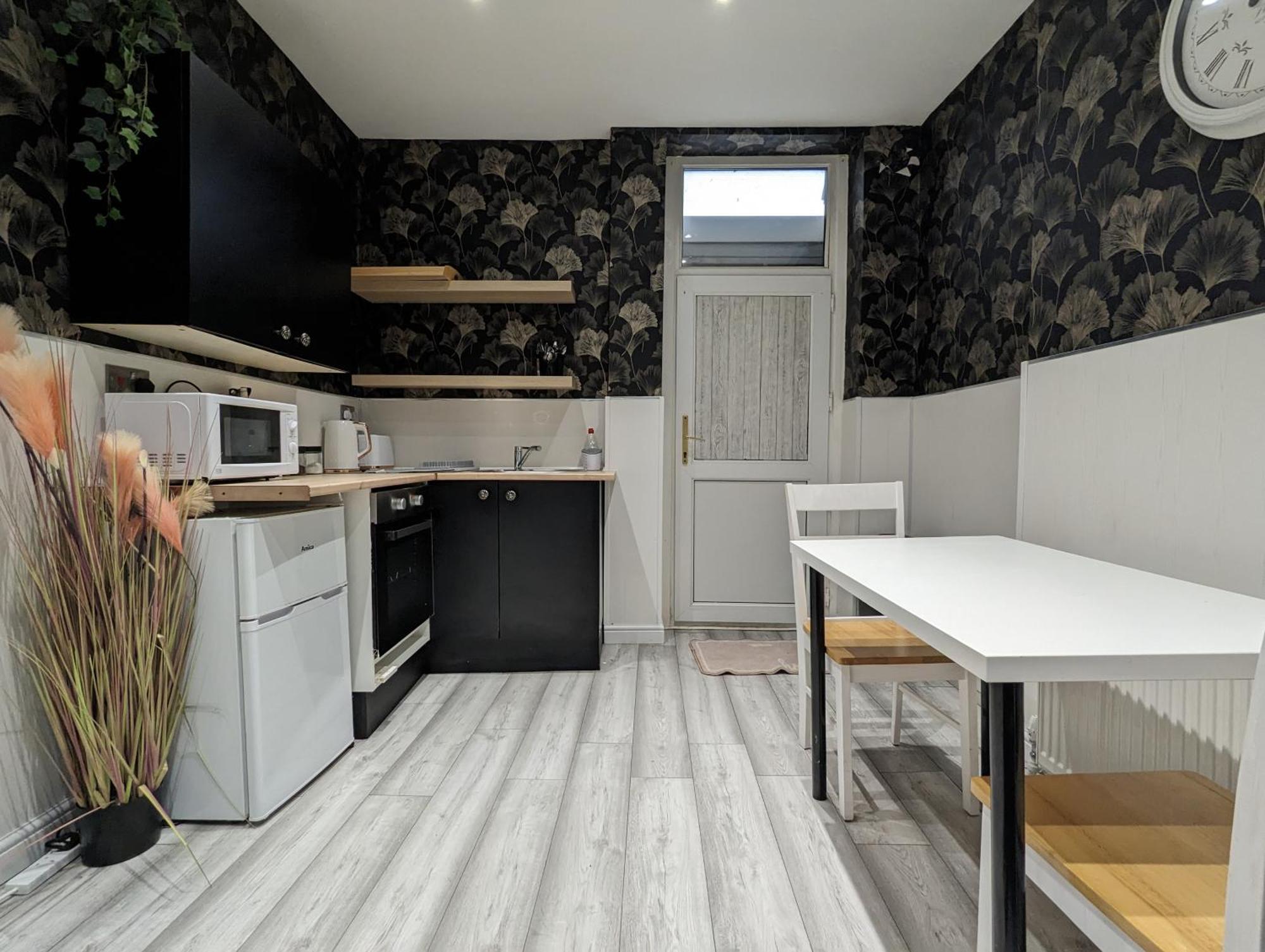 Inner-City Apartments - Basic Amenites คาร์ดิฟฟ์ ภายนอก รูปภาพ