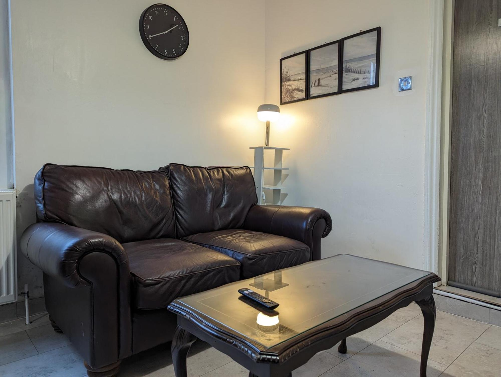 Inner-City Apartments - Basic Amenites คาร์ดิฟฟ์ ภายนอก รูปภาพ