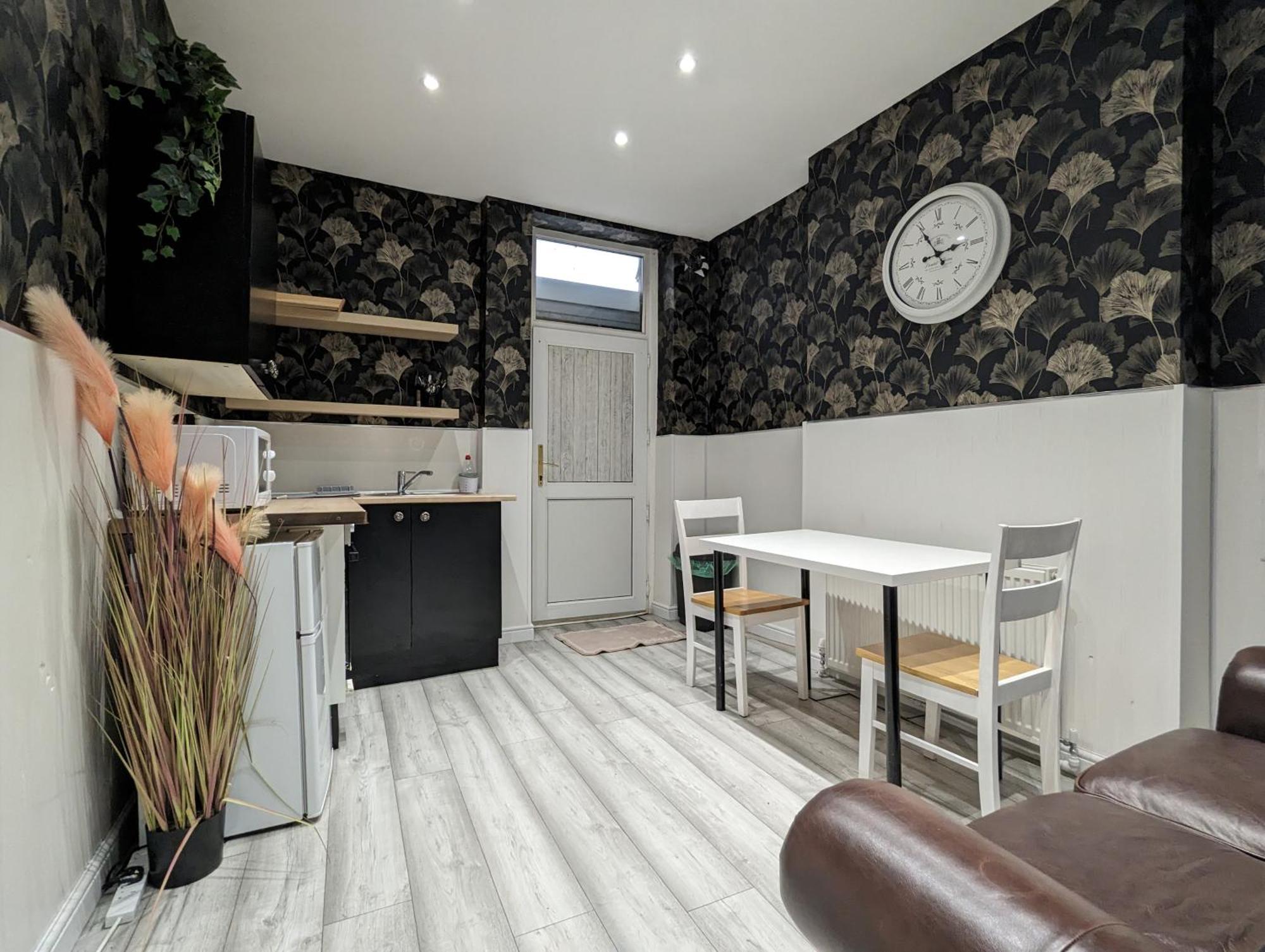 Inner-City Apartments - Basic Amenites คาร์ดิฟฟ์ ภายนอก รูปภาพ